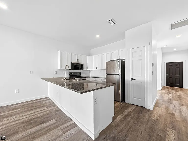 1530 Gilbert Ave S — Photo 4