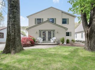 11 Sunnyside Ln, Newfoundland, NJ 07435