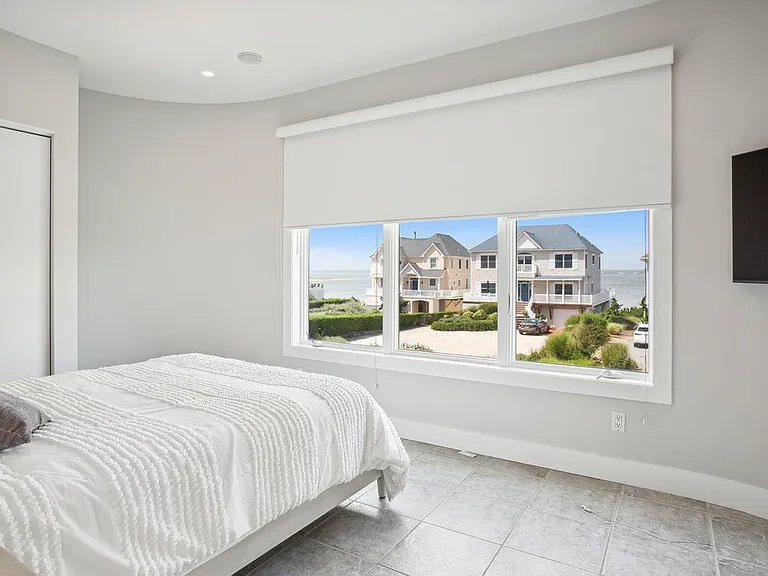 681 Dune Rd — Photo 10