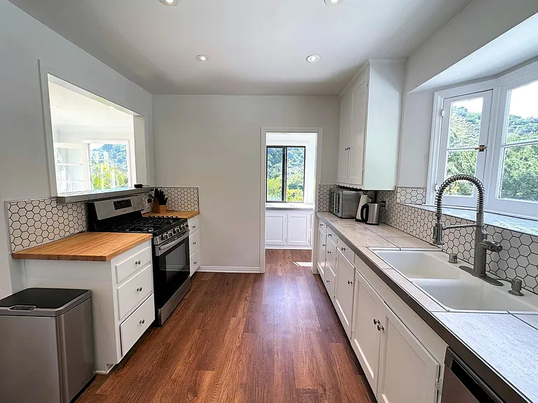2400 Benedict Canyon Dr — Photo 23
