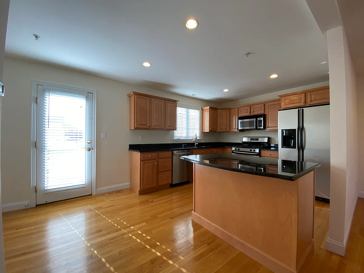 Building Photo - 36 Bacon St #4