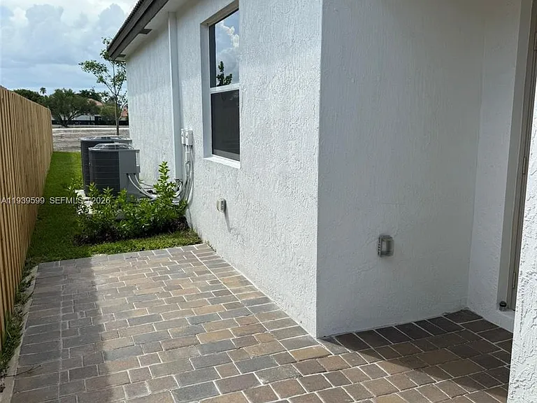 2832 SE 23rd Ave — Photo 1