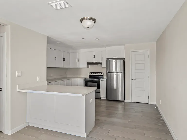 617 E Washington St #4 — Photo 4