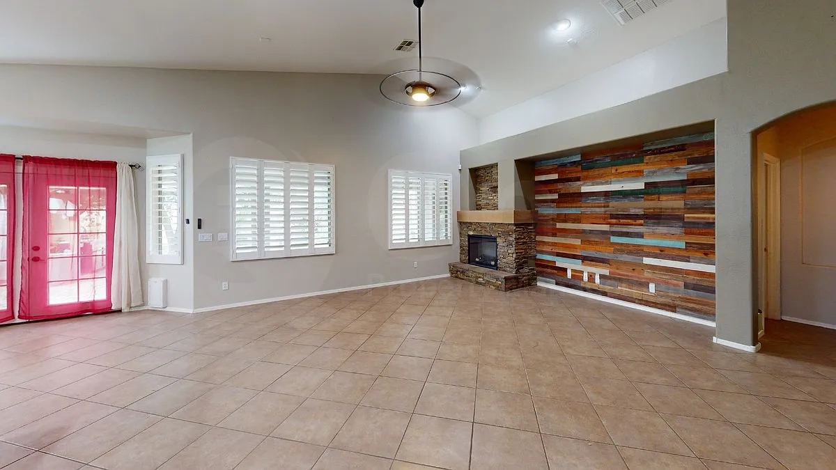 3 bed, 2.0 bath, 2133 sqft, $2,200 — Photo 2