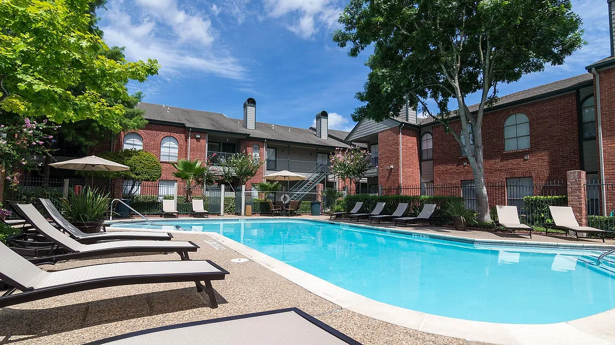 Building Photo - Ascot Court