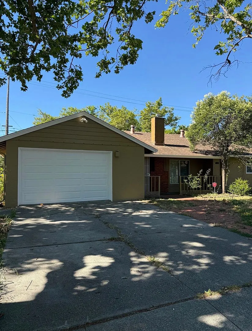 Large Corner Lot Home — Photo 1