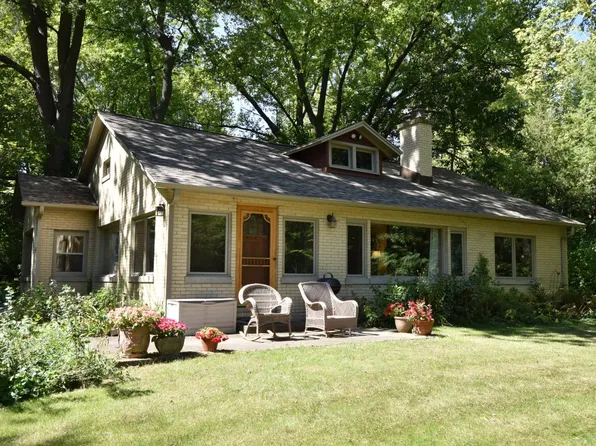 6110 North Sunny Point ROAD, Glendale, WI 53209