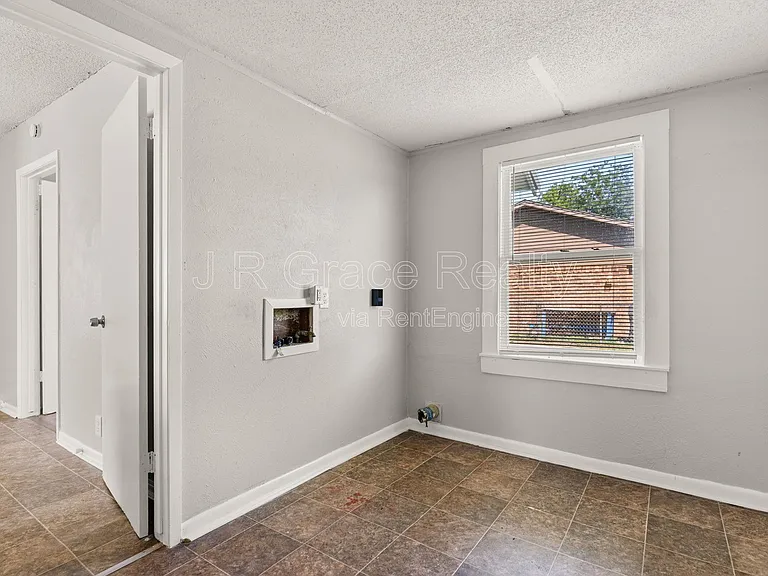 807 W Sabine St — Photo 13