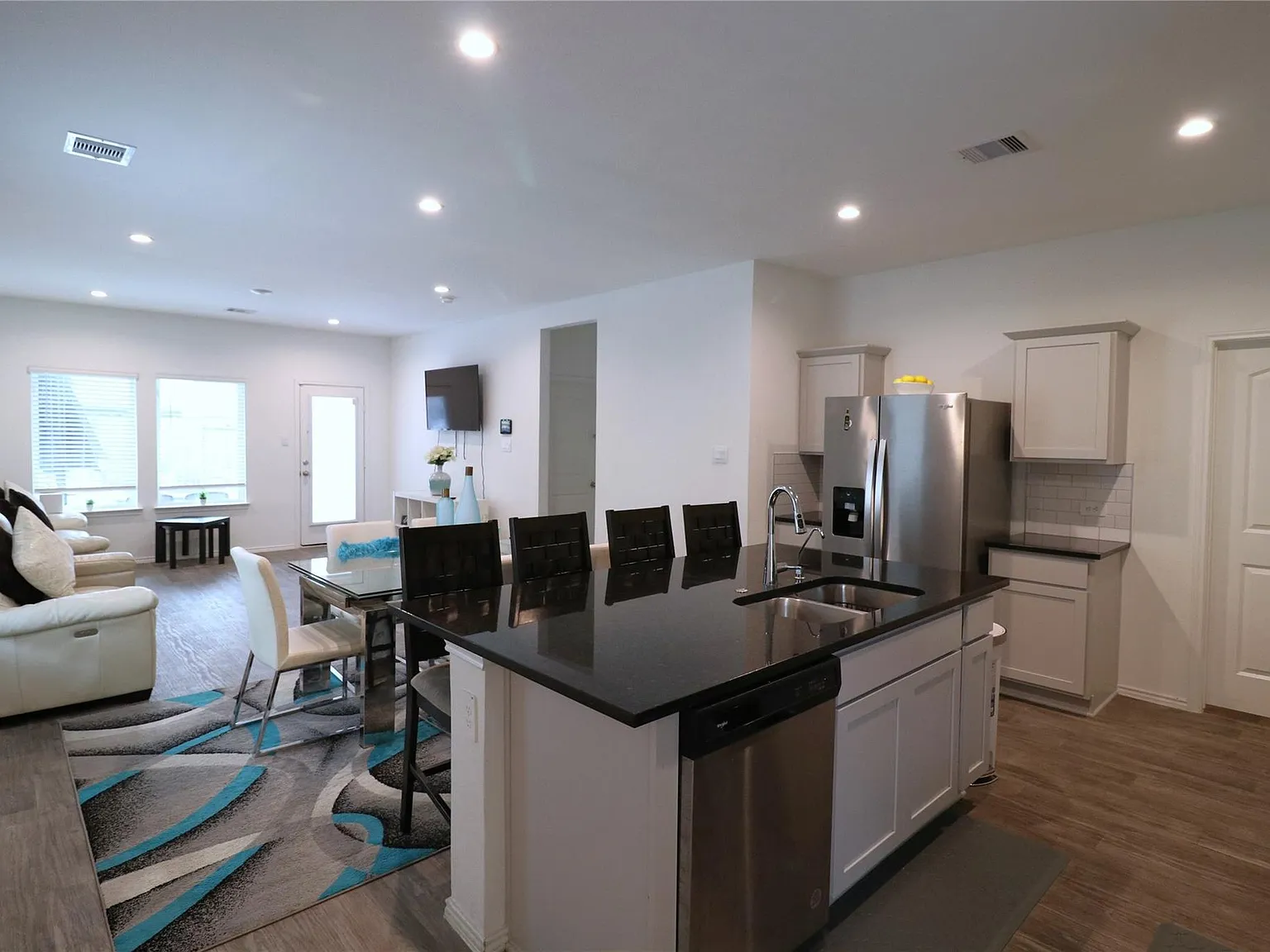 4 bed, 2.5 bath, 2275 sqft, $2,500 — Photo 3