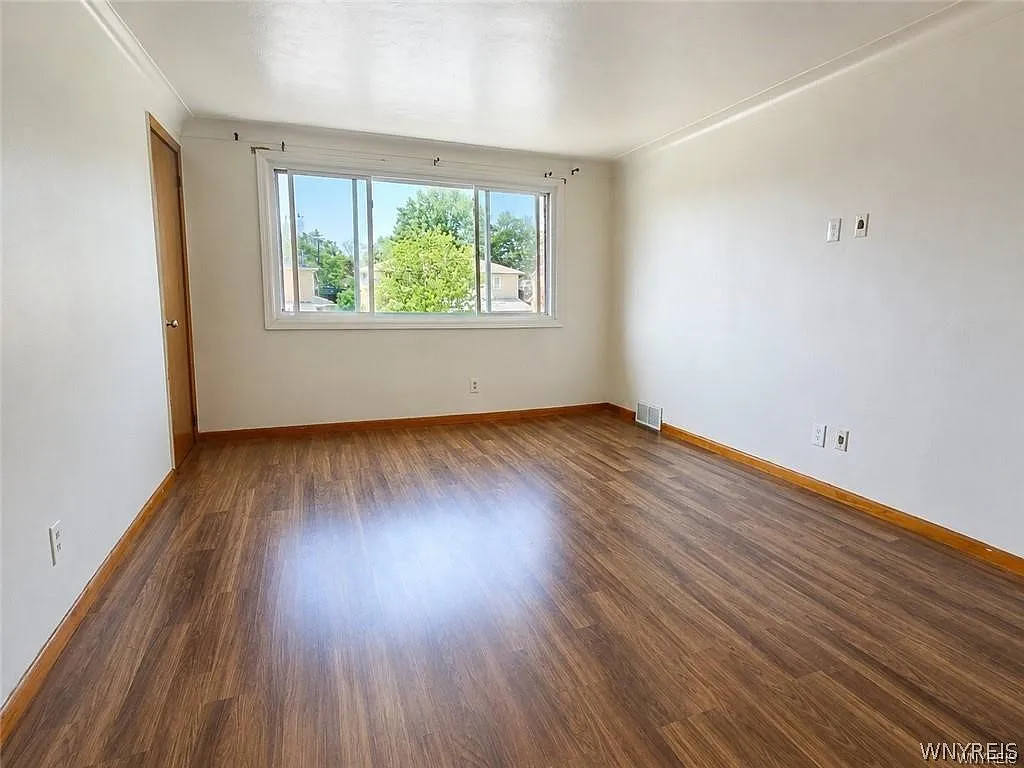 3 bed, 1.0 bath, 2178 sqft, $1,400 — Photo 4