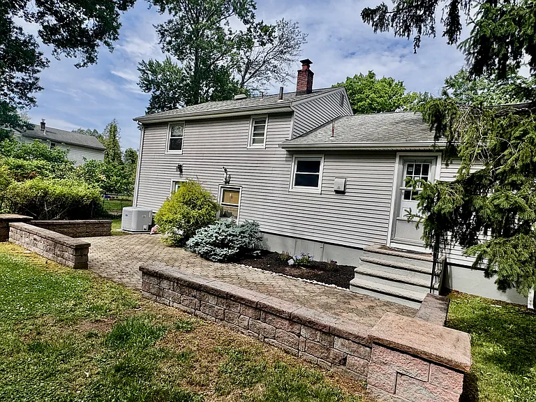 65 S Ashby Ave — Photo 15