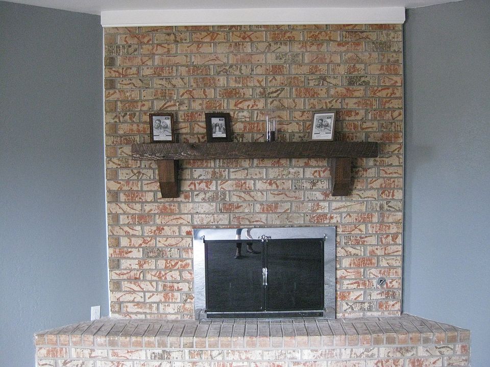 Nice Fireplace - Gas or logs