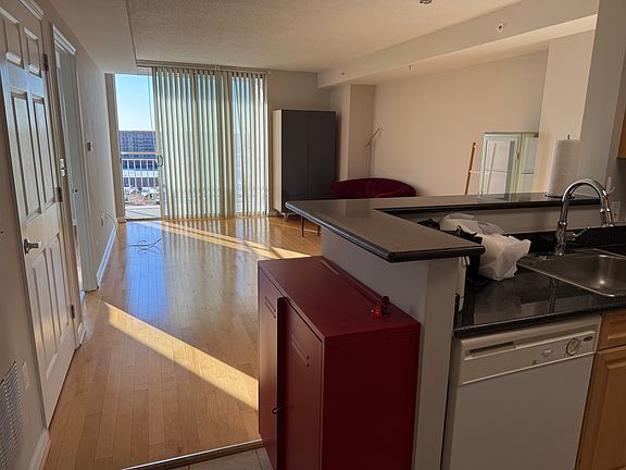 5th image of 2726 Gallows Rd APT 915