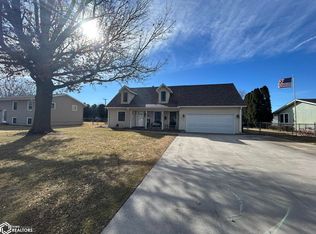 413 Kennedy Dr, Wapello, IA 52653