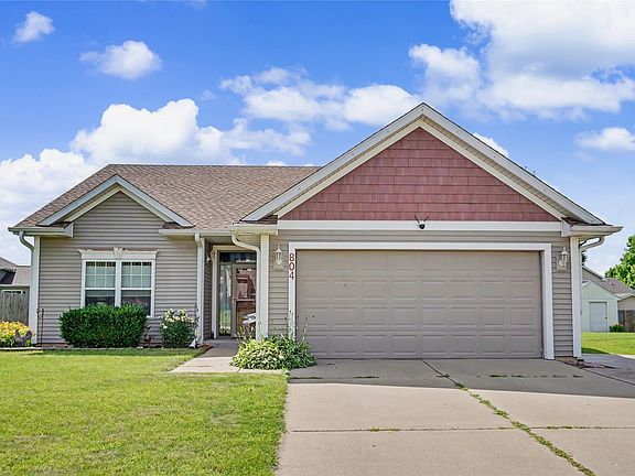 3rd image of 804 SE Dovetail Rd