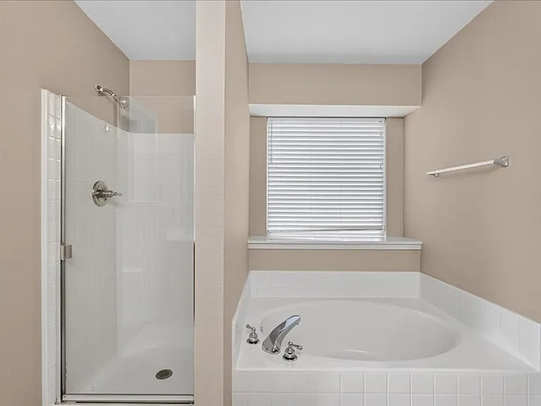 5912 Meadowglen Dr — Photo 18