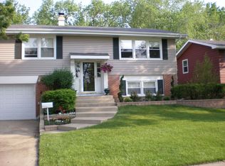 1572 Rosedale Ln, Hoffman Estates, IL 60169