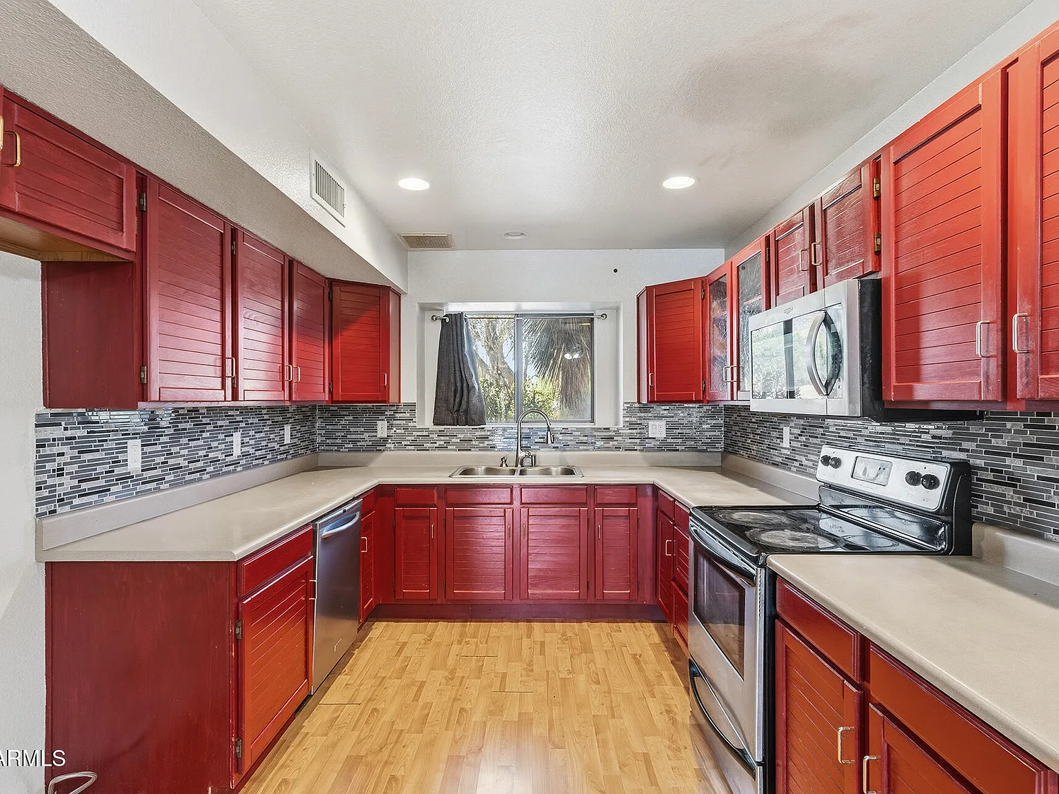 4 bed, 2.5 bath, 1639 sqft, $2,100 — Photo 3