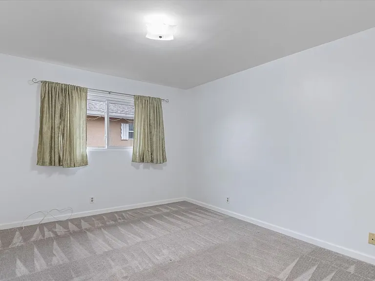 10602 Helendale Ave — Photo 16