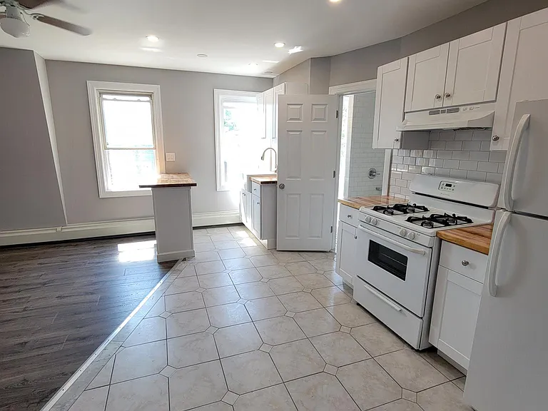 310 Sea Cliff Ave #6 — Photo 2