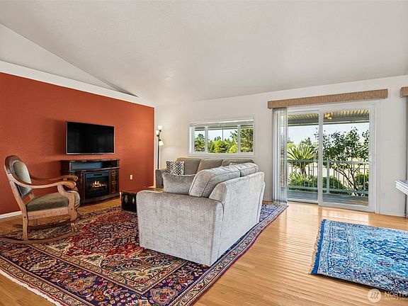 4th image of 459 Octopus Avenue NE