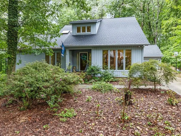 1215 Foxfire Dr, Greensboro, NC 27410