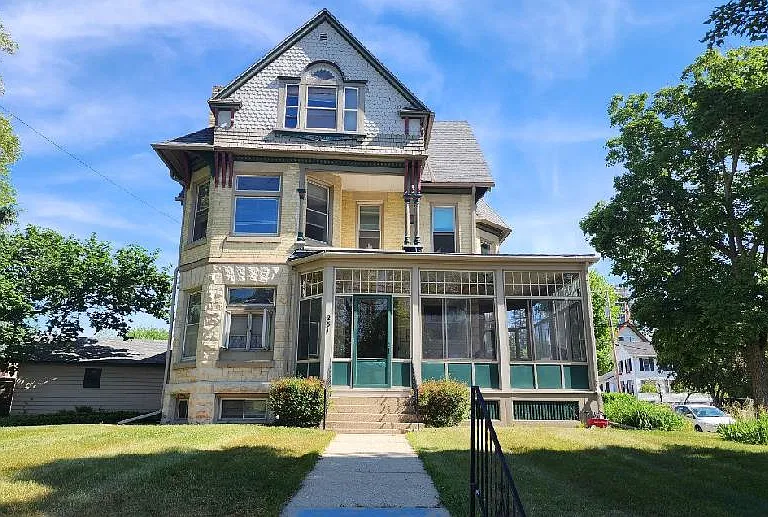 251 E Racine St — Photo 1