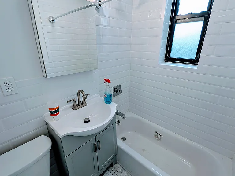 100 Hart St #5B — Photo 6