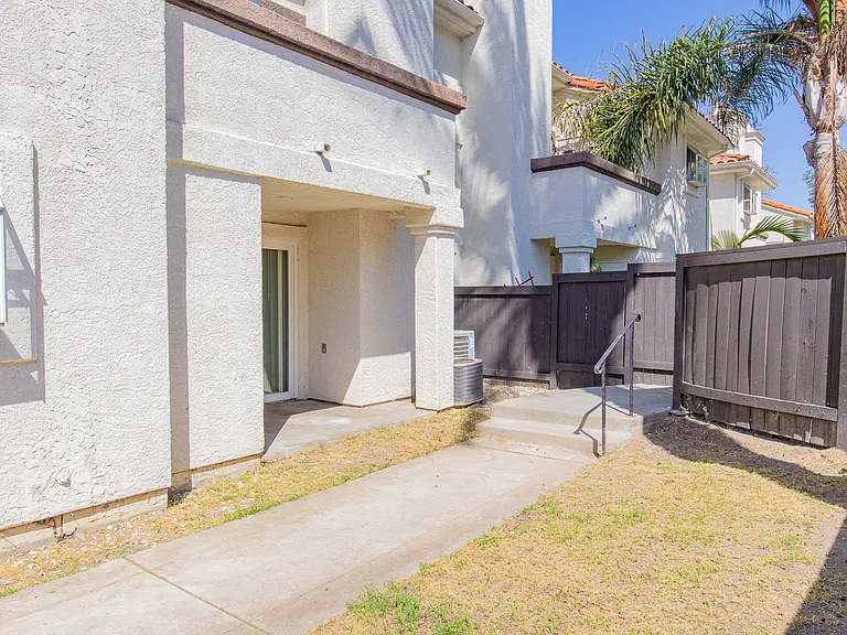 1202 Sea Cliff Way — Photo 1