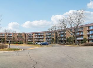 5450 Astor Ln APT 104, Rolling Meadows, IL 60008
