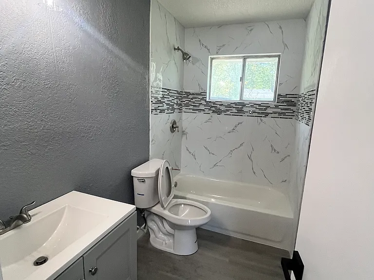 1008 SW Sunset St — Photo 6