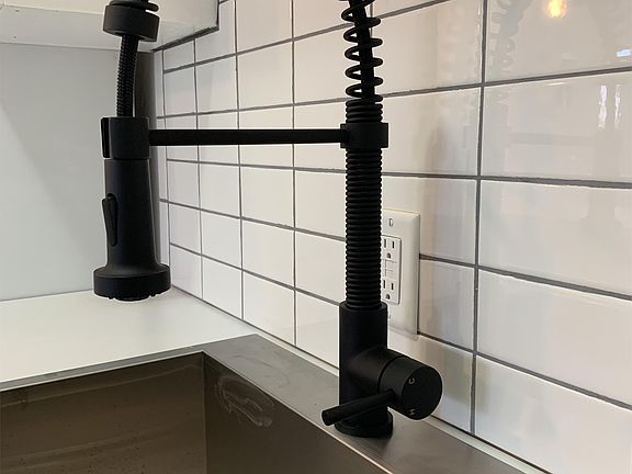 Expandable kitchen faucet