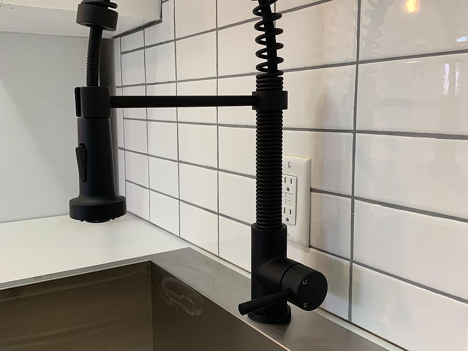 Expandable kitchen faucet