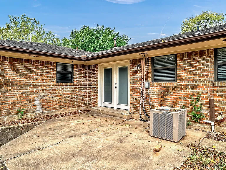 921 Holiday Dr — Photo 4