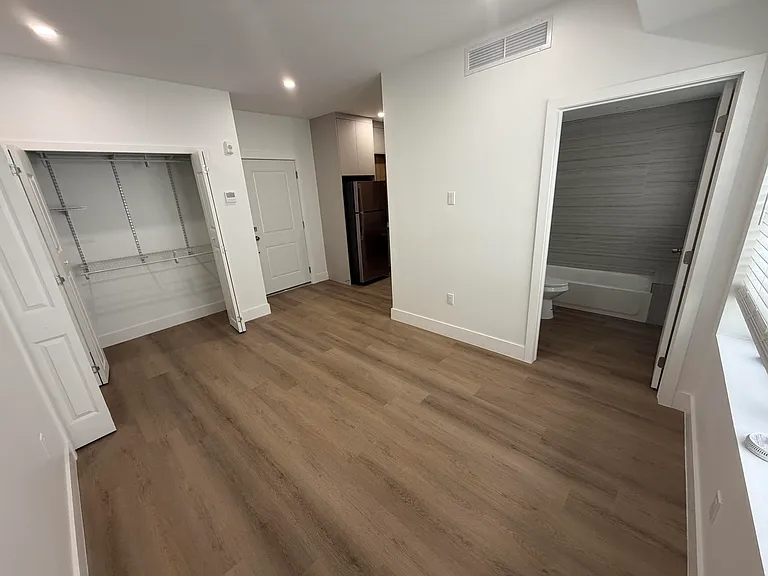 1619 Jefferson Ave #204 — Photo 2