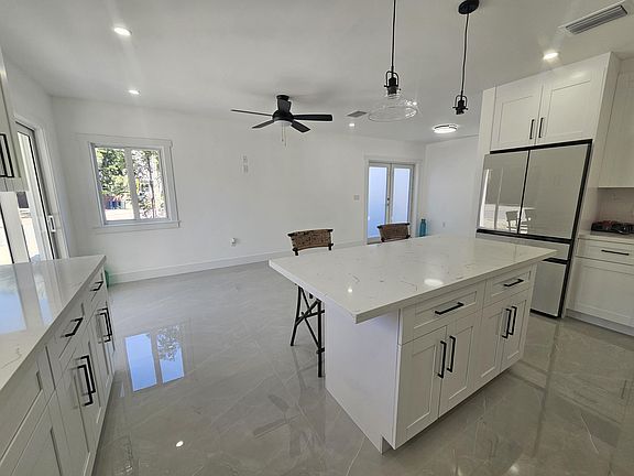 5th image of 2 Buttonwood Dr