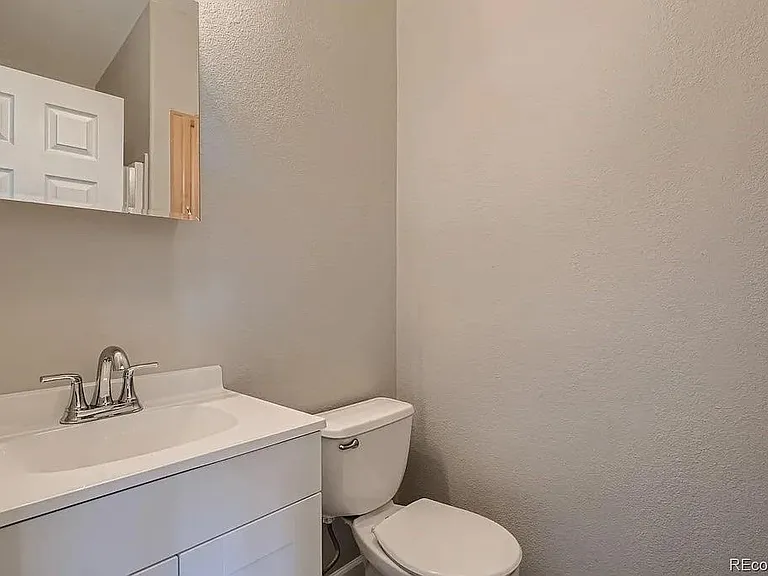 970 Moss St — Photo 7