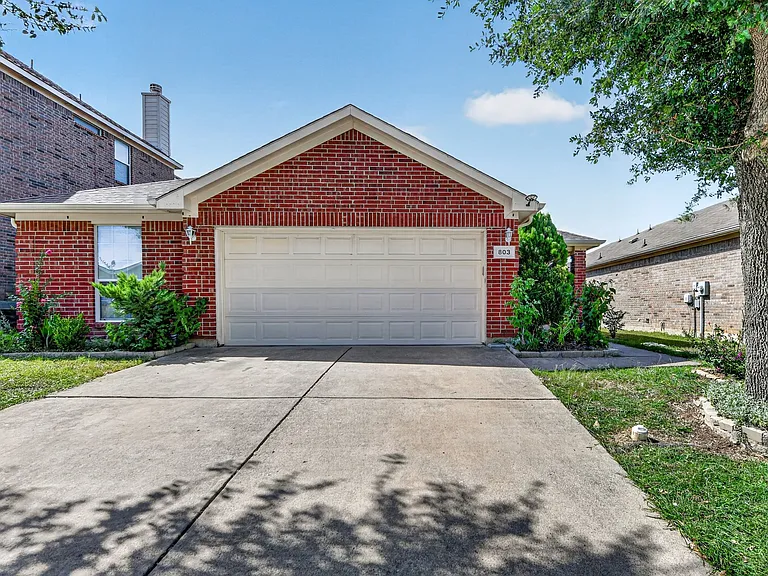 803 E Alexander Ln — Photo 1