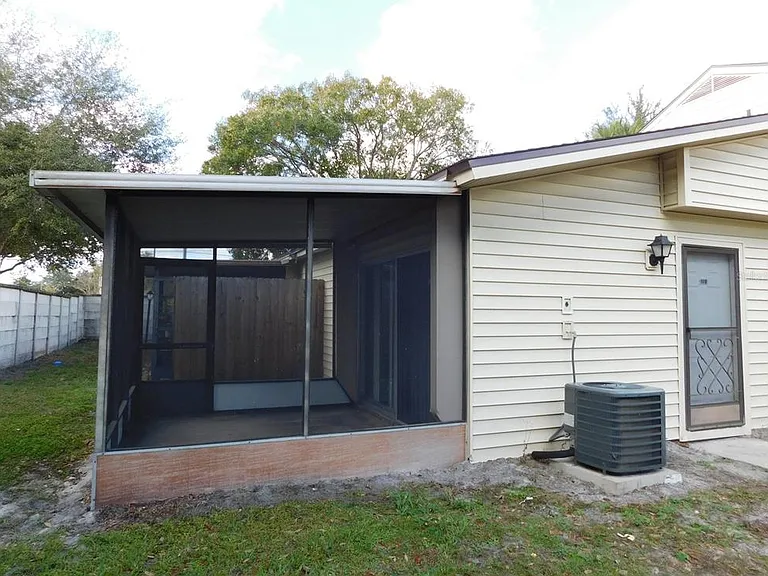1118 Spring Meadow Dr — Photo 16