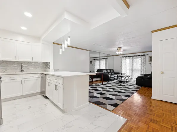 75-22 Parsons Boulevard image 2 of 21