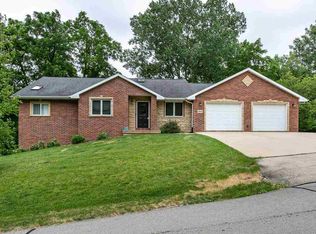 11042 Woodview Dr, Dubuque, IA 52003