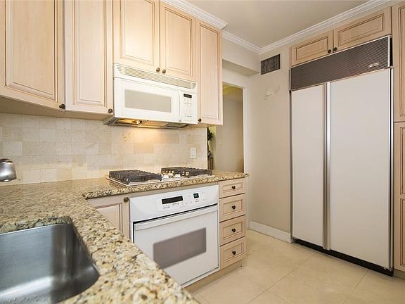 3rd image of 118 E 60th St APT 10G
