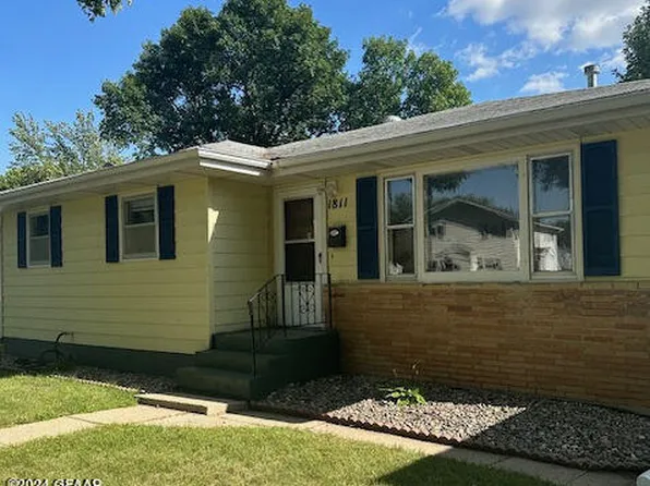 1811 8th Ave N, Grand Forks, ND 58203