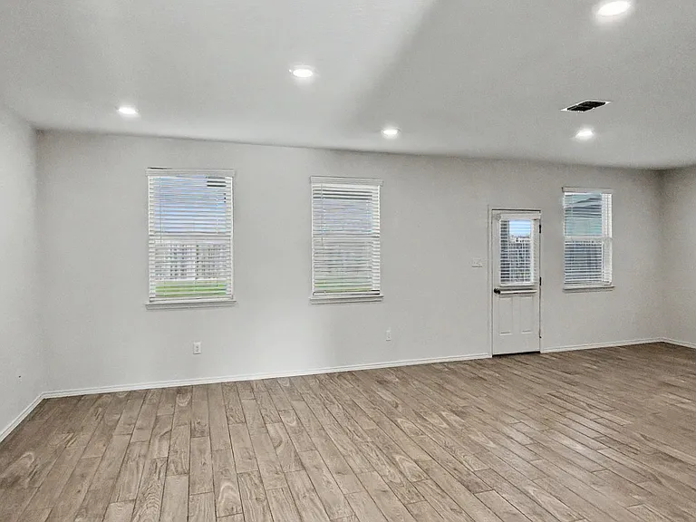2437 Dielman Dr — Photo 2