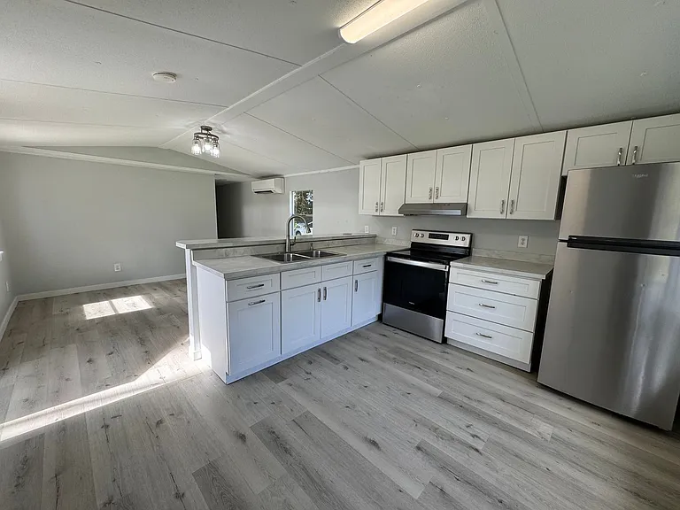 1101 Davis St NE — Photo 8