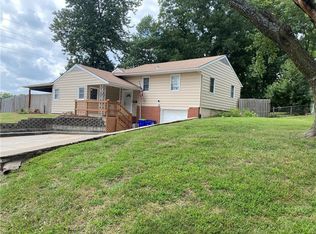 424 SW Lakeview Blvd, Lees Summit, MO 64063