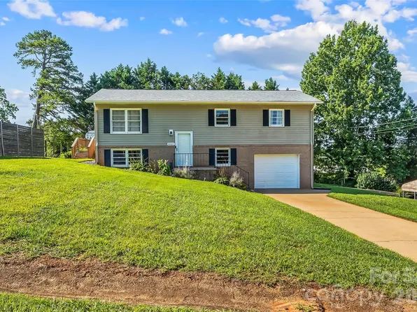 4405 Landing Ct, Hickory, NC 28602