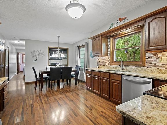5th image of 400 Greenmont Dr