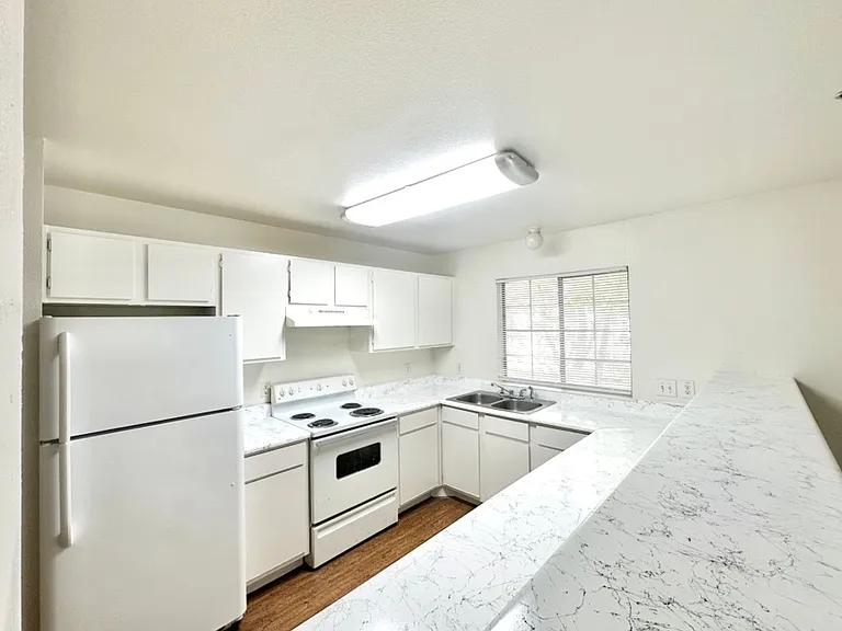 2520 W Prairie St — Photo 11