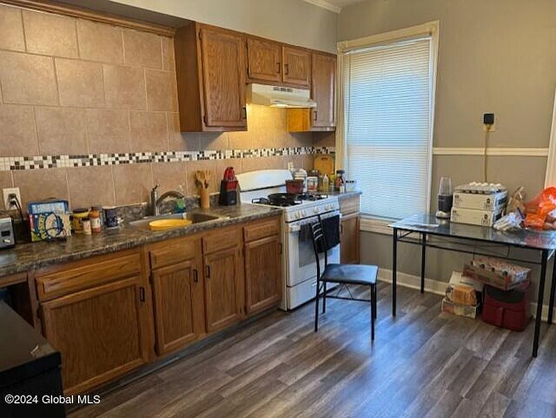 3rd image of 1660 Van Vranken Avenue